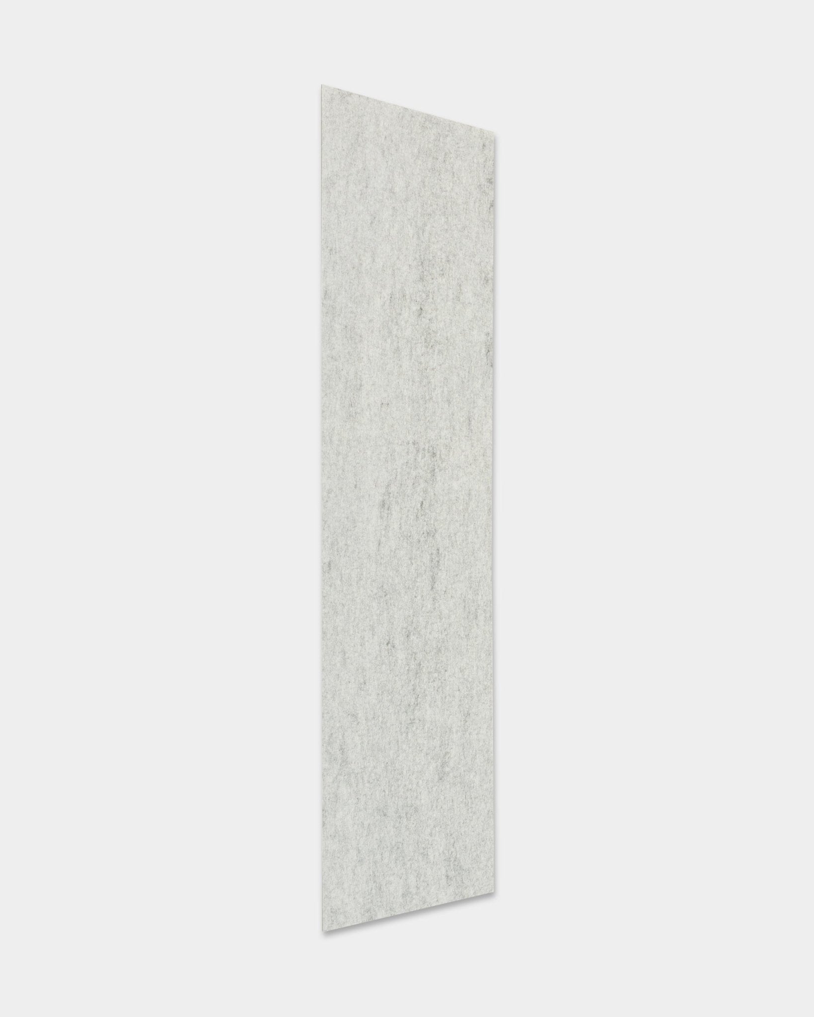 Akupanel Pannello acustico di WoodUpp in feltro/Grey, misura 240,1 x 59,8 cm ed è presentato in verticale su uno sfondo bianco uniforme.